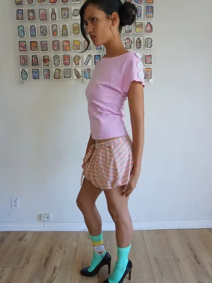 T-shirt rose à épaules dénudées pour femme avec encolure asymétrique et détail boutonné sur la manche