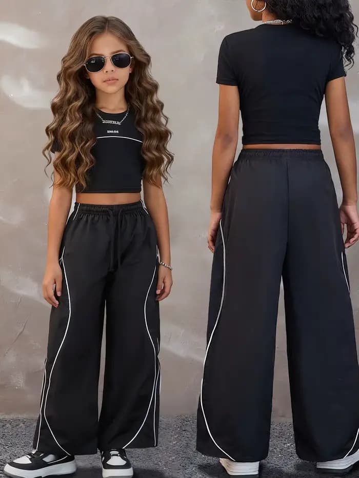 Tenue décontractée style streetwear d'été pour adolescentes : ensemble deux pièces composé d'un t-shirt noir et d'un