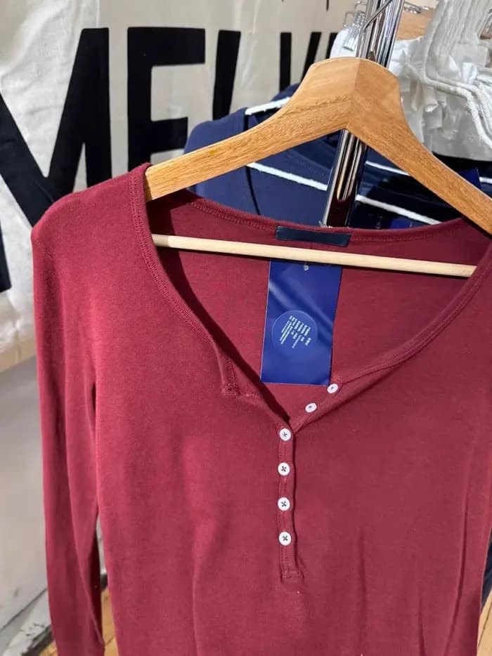 Six boutons bordeaux à manches longues T-shirt femme automne col rond coton mince