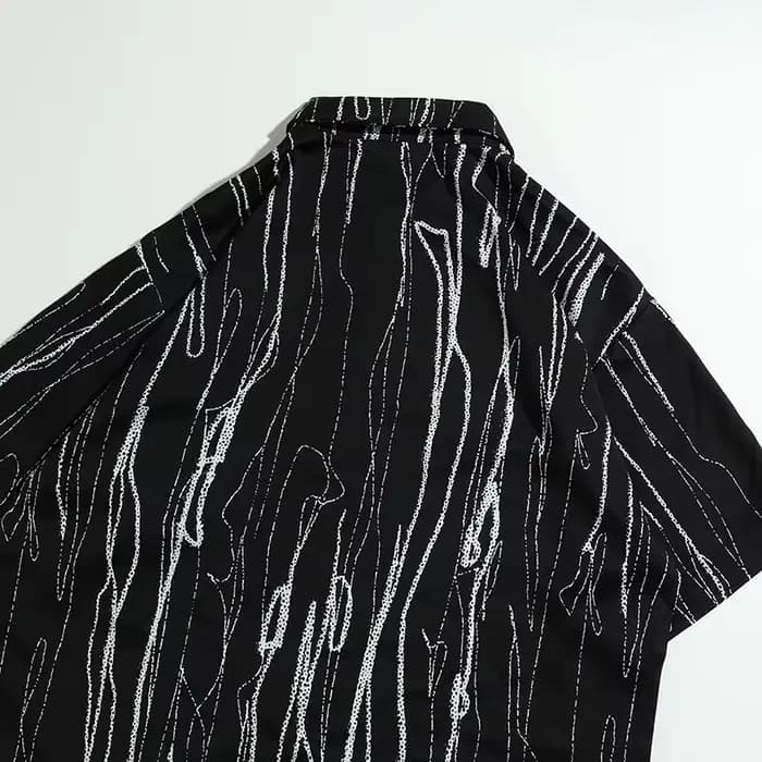 Battre la chaleur à la mode avec notre chemise noire à motifs pour hommes