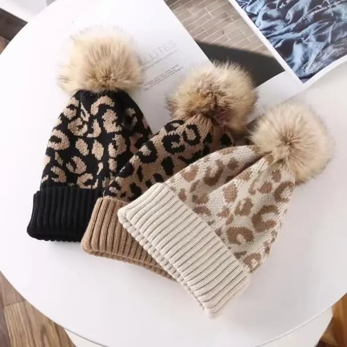 Chapeau de mode casquette léopard imprimé ourlet bouclé boule de cheveux tricoté