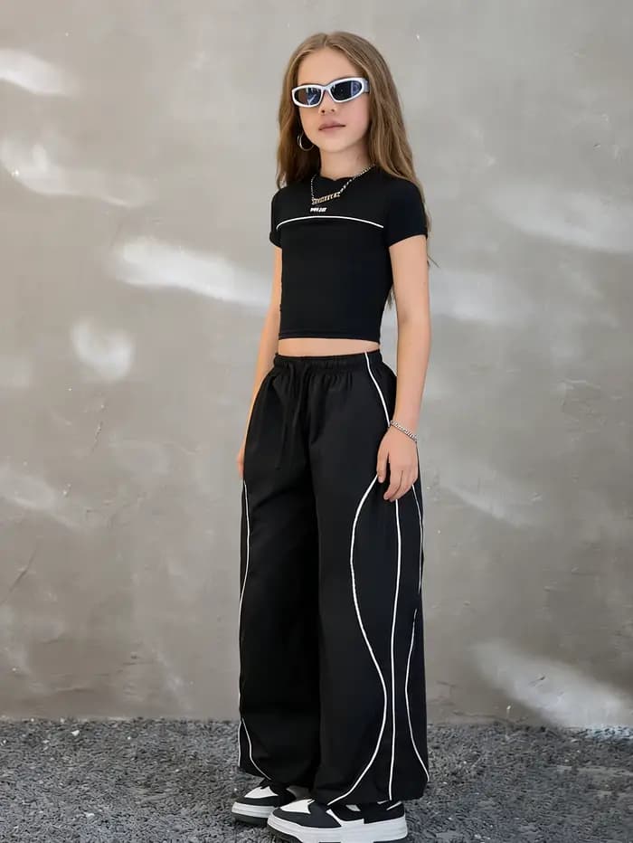 Tenue décontractée style streetwear d'été pour adolescentes : ensemble deux pièces composé d'un t-shirt noir et d'un
