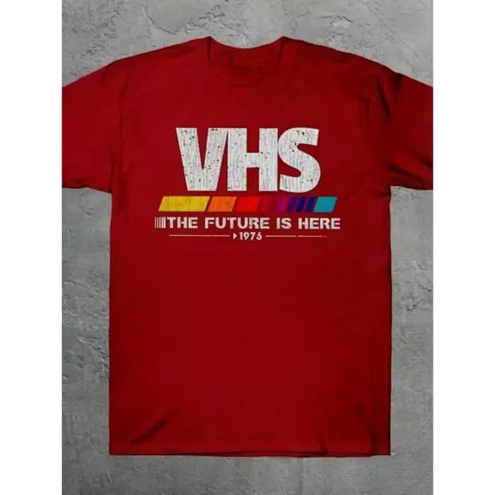 T-shirt Vintage VHS 2025 « Le Futur Est Là » – Style Rétro Années 70