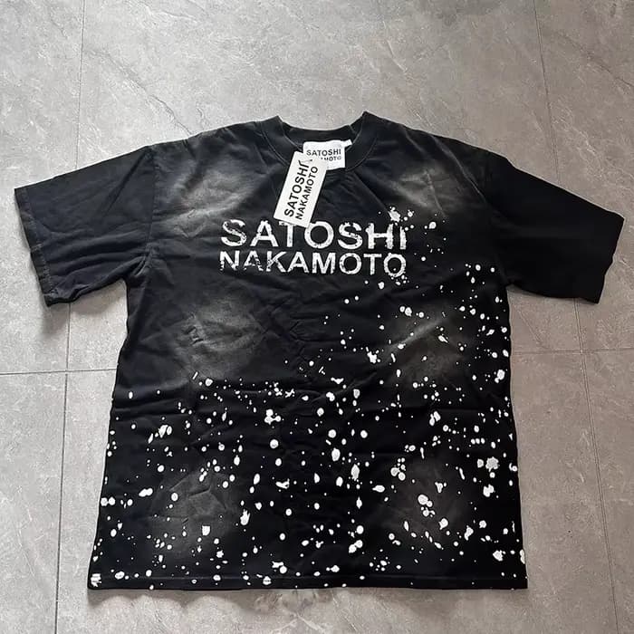 T-shirt Satoshi Nakamoto imprimé lettres effet éclaboussures d'encre