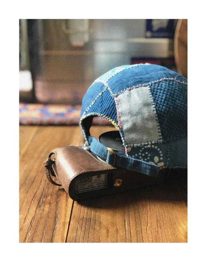 Nouveauté Casquette à visière courte en patchwork bleu teint à la main originale pour homme et femme Style vintage japonais Chapeau unisexe