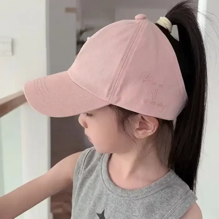Casquette de baseball brodée en forme de cœur pour filles, respirante, mignonne, avec ouverture pour queue de cheval haute, protection solaire, protection UV