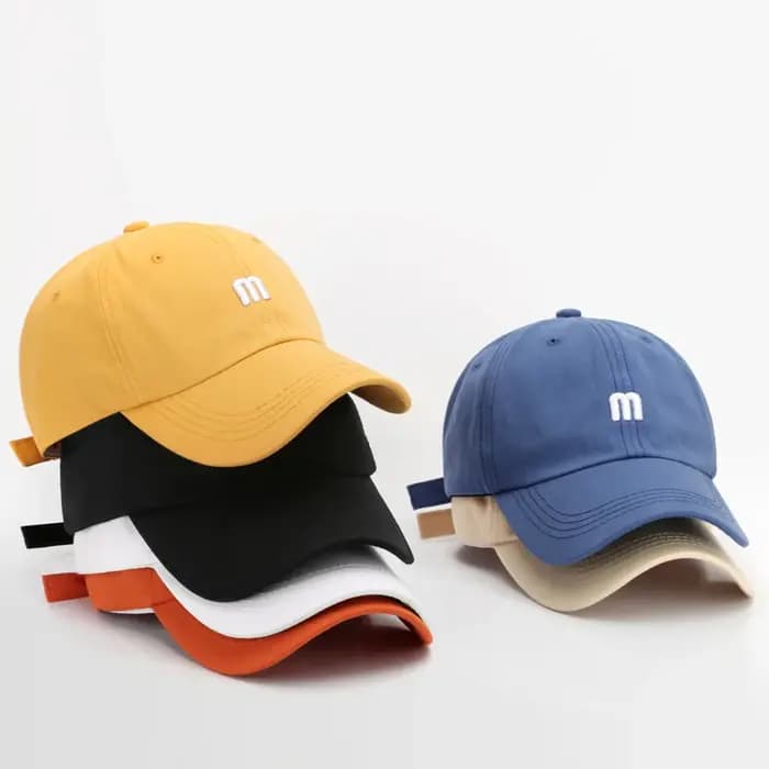 Casquette en bec de canard brodée avec lettre M