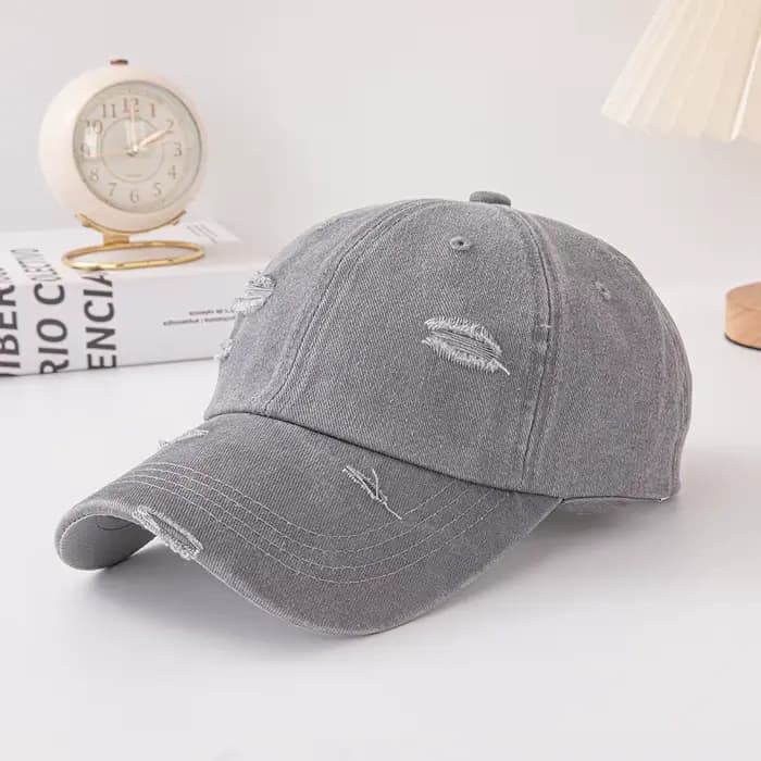 Casquette de baseball style troué : Casquette tendance, style rétro avec détails déchirés originaux.