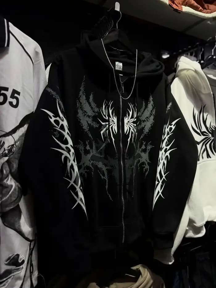 Sweat à capuche noir zippé avec imprimé graphique ailes gothiques