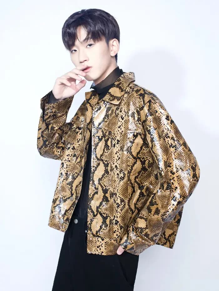 Mauroicardi printemps automne ample Cool brillant coloré peau de serpent imprimé veste en cuir Pu hommes de luxe vêtemen