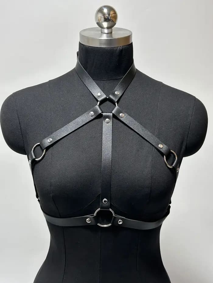 Harnais de poitrine punk en cuir PU pour femme