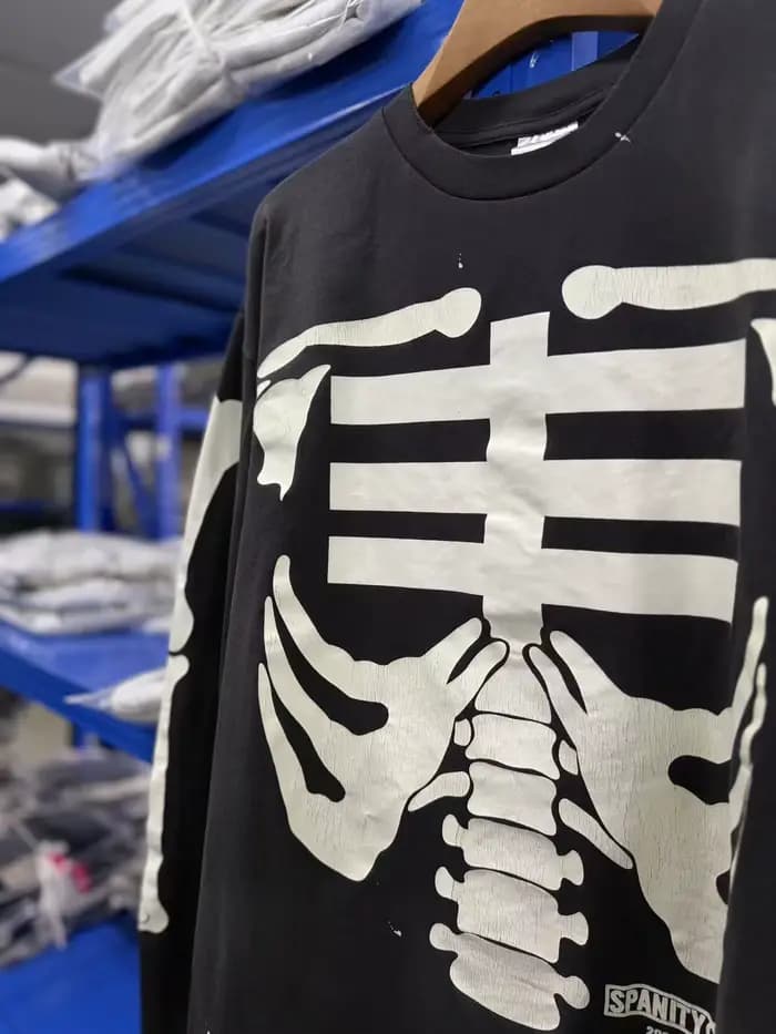 T-shirt unisexe à manches longues avec motif crâne lumineux