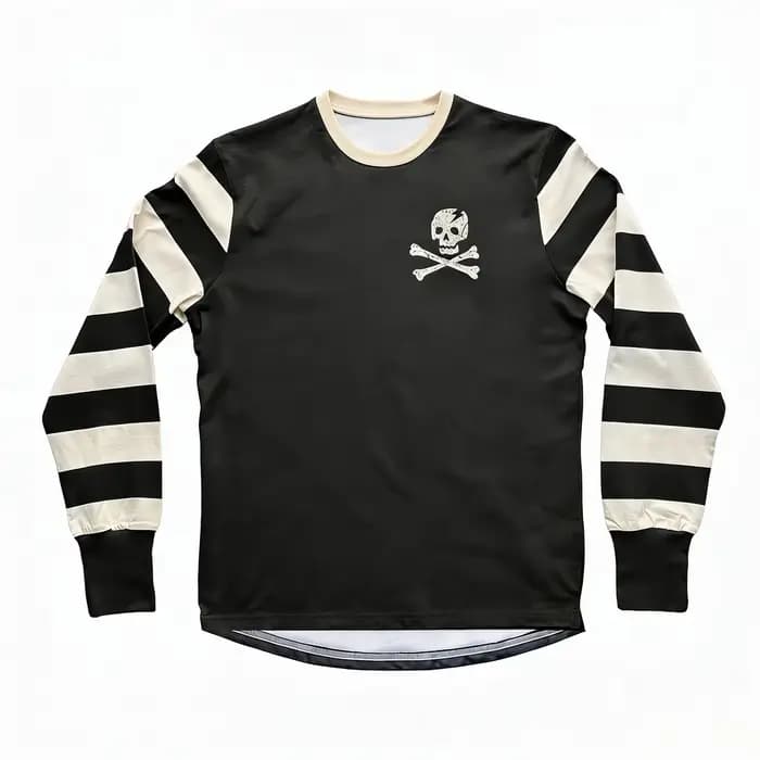 Ce t-shirt à manches rayées présente un motif rétro de crâne de pirate au centre, le rendant un clas