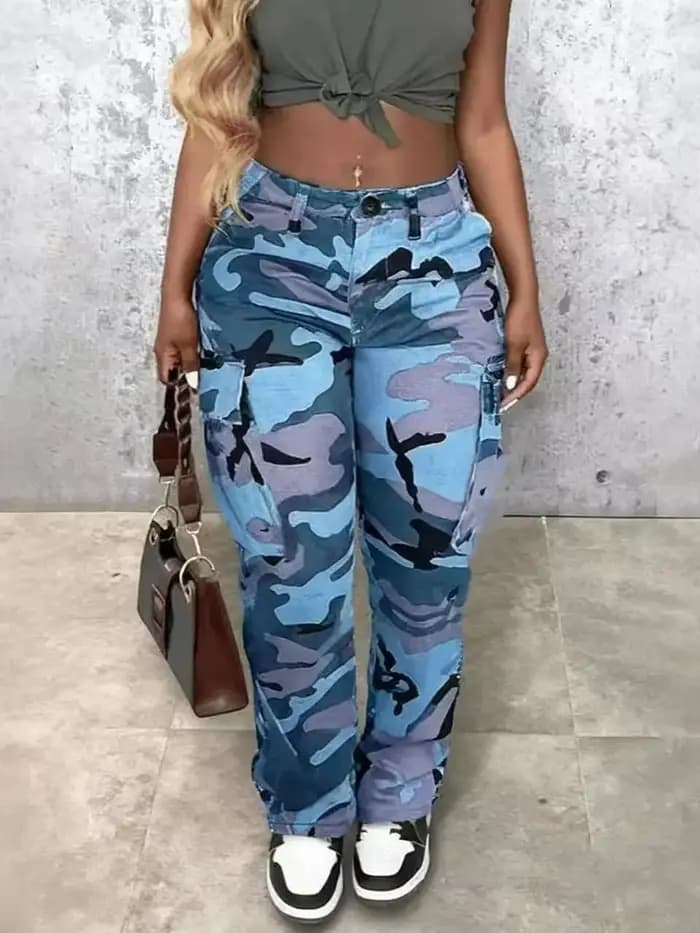 Pantalon cargo pour femme à imprimé camouflage avec poches à rabat