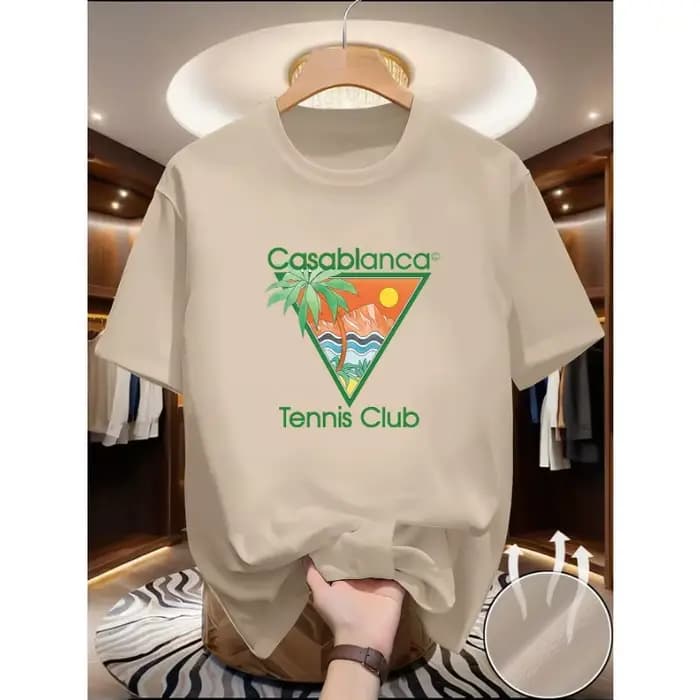 Ce t-shirt décontracté d'été présente un texte vert « Casablanca » et un motif triangulaire comprenant des éléments