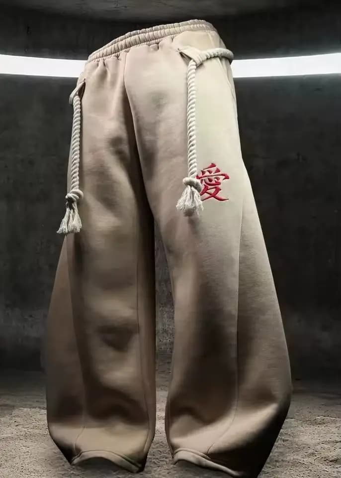 Pantalon de survêtement beige unisexe avec broderie rouge motif cœurs chinois