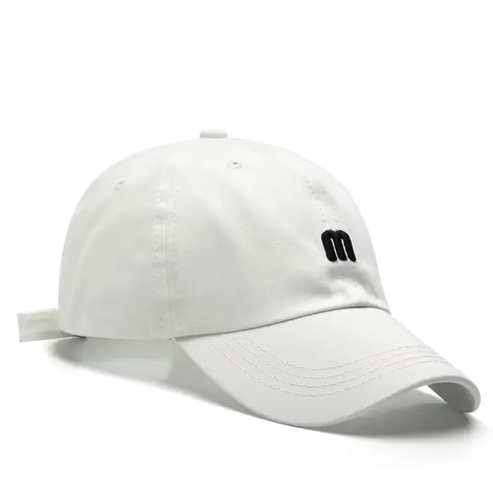 Casquette en bec de canard brodée avec lettre M