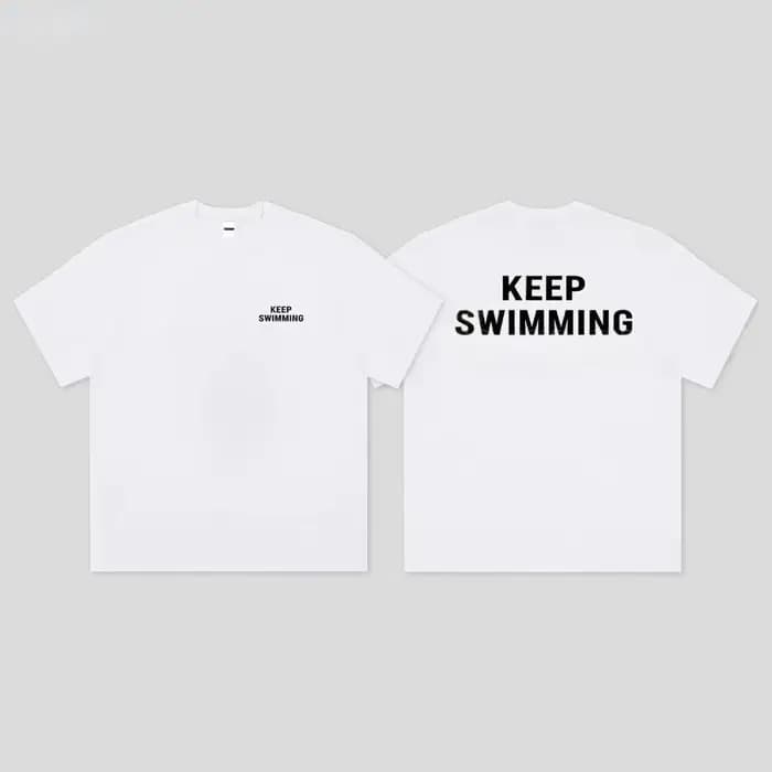 T-shirt de haute qualité avec design estival « Keep Swimming » et « Song Belonging To You »