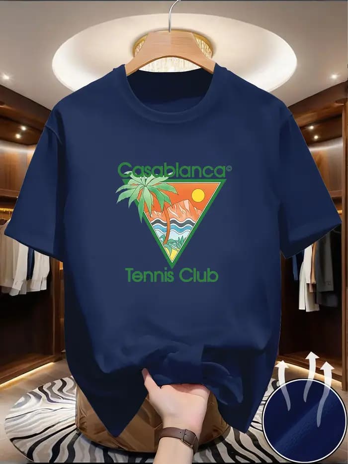 Ce t-shirt décontracté d'été présente un texte vert « Casablanca » et un motif triangulaire comprenant des éléments