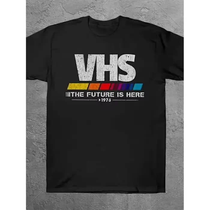 T-shirt Vintage VHS 2025 « Le Futur Est Là » – Style Rétro Années 70