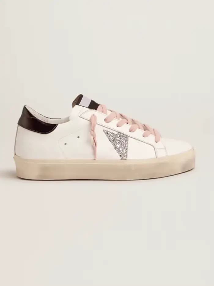 Baskets streetwear délavées, contraste de couleurs audacieux, look urbain