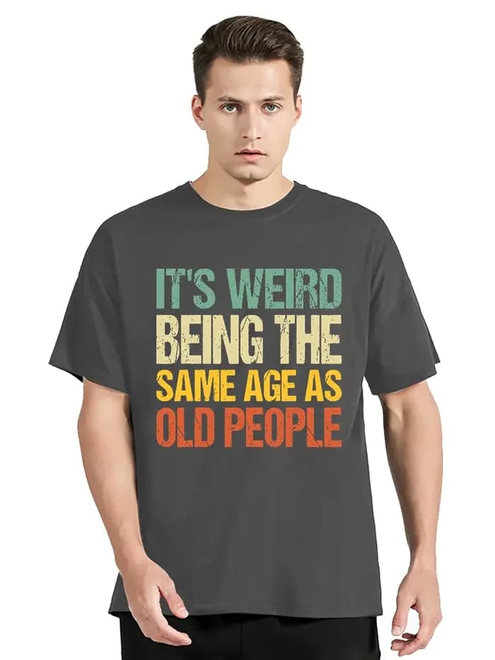 T-shirt rétro « C'est bizarre d'être du même âge que les personnes âgées »
