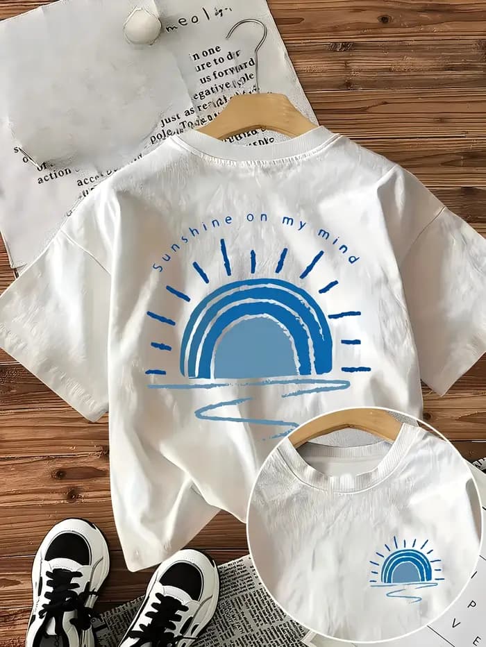 T-shirt Femme Décontracté à Manches Courtes Blanc avec Imprimé Lettres « Sunshine On My Mind » et Motif Soleil Océan – Ambiance Plage Estivale