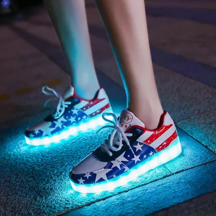 Femmes hommes baskets adultes chaussures LED avec semelle éclairée