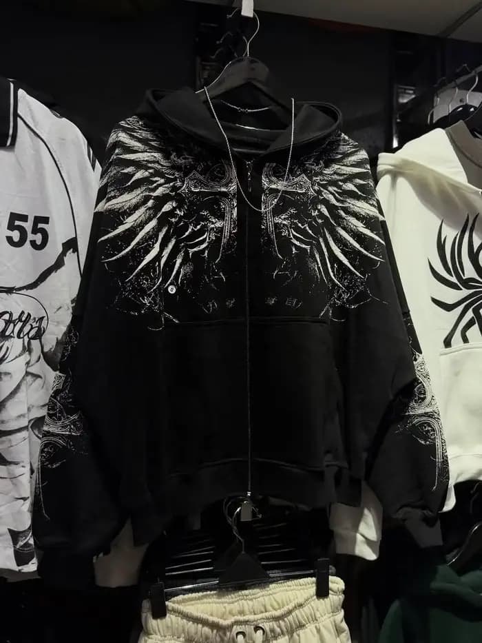 Sweat à capuche noir zippé avec imprimé graphique ailes gothiques