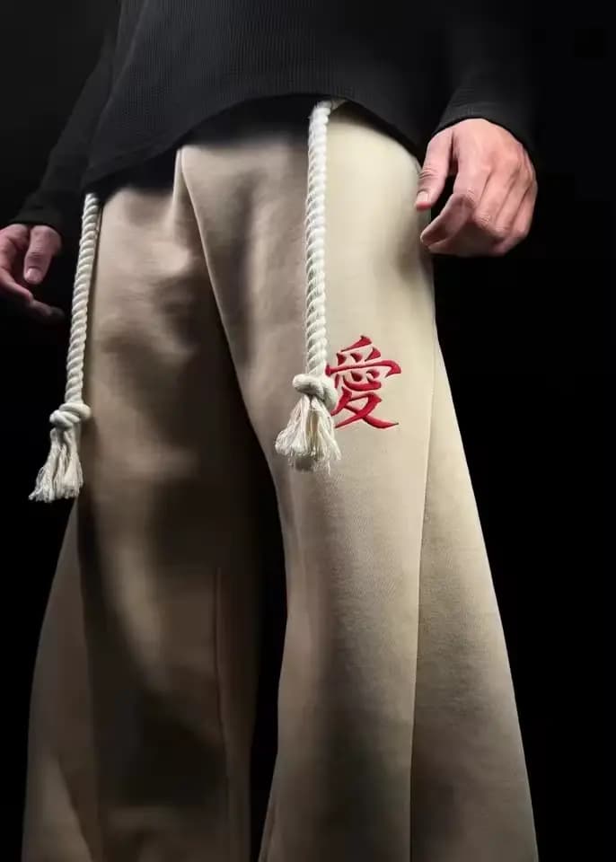 Pantalon de survêtement beige unisexe avec broderie rouge motif cœurs chinois