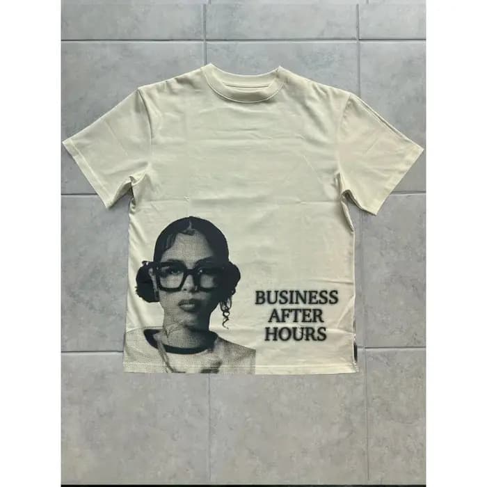 T-shirt à motif Y2K - Portrait dessiné à la main avec les mots « Open after work »