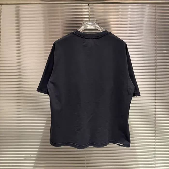 T-shirt vintage délavé bleu avec trous et déchirures