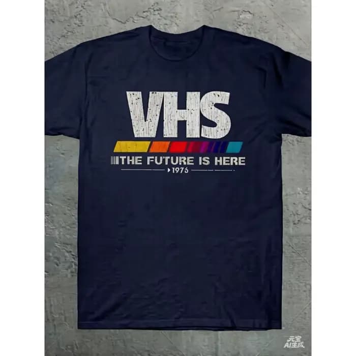 T-shirt Vintage VHS 2025 « Le Futur Est Là » – Style Rétro Années 70
