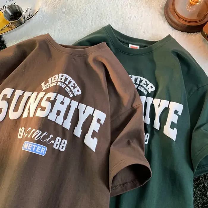 T-shirt à manches courtes et col rond avec lettres de soleil imprimées