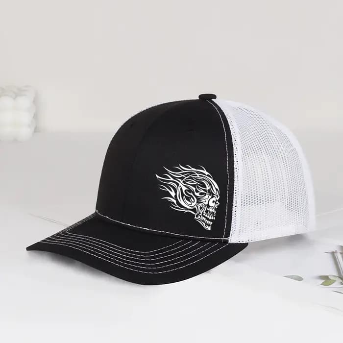 Casquette de camionneur à imprimé tête de mort flamboyante