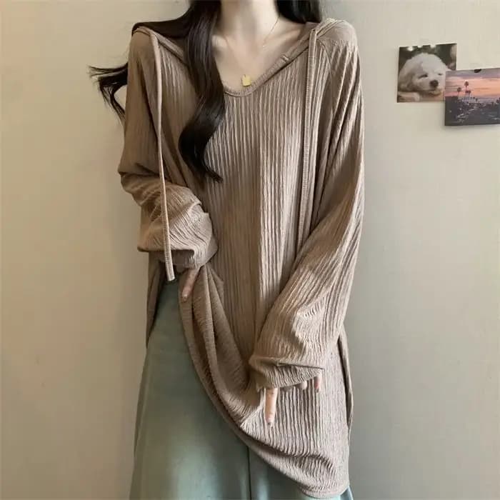 Le T-shirt à capuche et manches longues est un nouveau haut tendance ample et amincissant de style c