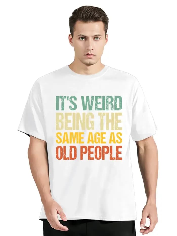 T-shirt rétro « C'est bizarre d'être du même âge que les personnes âgées »