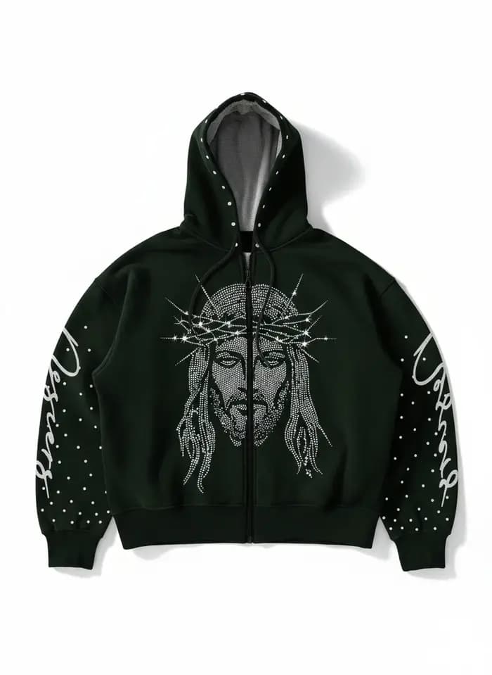 Un sweat à capuche ample avec un motif tridimensionnel de figures incrustées de diamants dans le sty