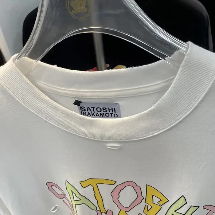 T-shirt Streetwear Blanc Satoshi Nakamoto à Manches Courtes Homme Femme Nouvelle Mode Décontractée Effet Usé et Déchiré Printemps-Été