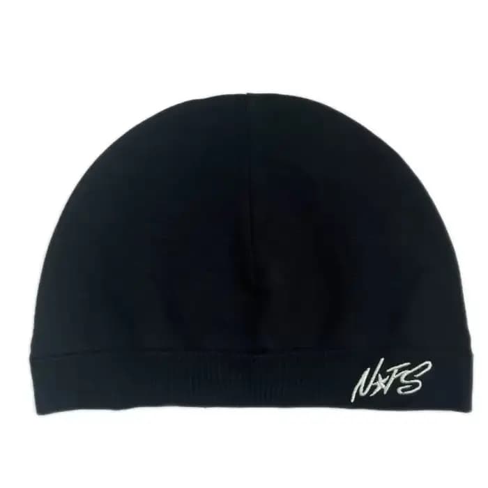 Bonnet tête de mort brodé en tricot fin