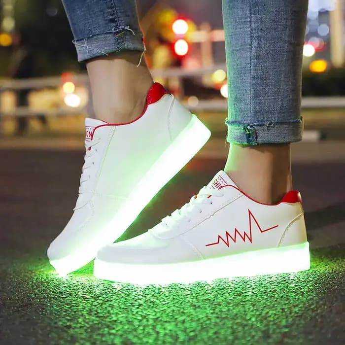 Femmes hommes baskets adultes chaussures LED avec semelle éclairée