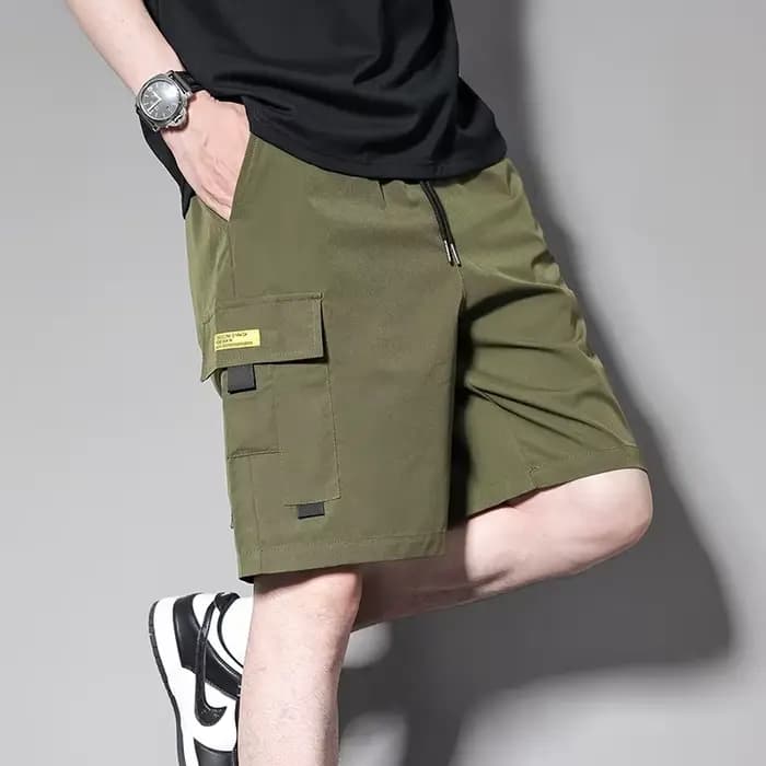 Shorts cargo pour homme couleur kaki avec cordon de serrage et poches à rabat