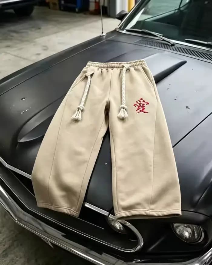 Pantalon de survêtement beige unisexe avec broderie rouge motif cœurs chinois