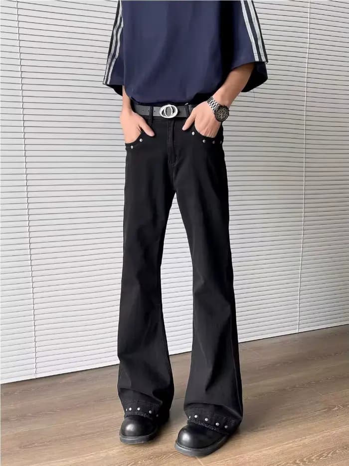 2026 Vêtements Y2K : Jean évasé noir slim à rivets pour hommes et pantalon long décontracté coréen pour femmes