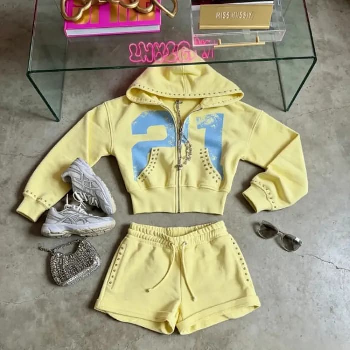 Ensemble 2 pièces jaune style sport avec sweat à capuche et short