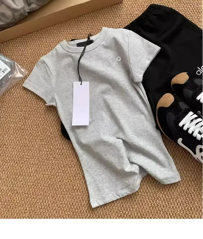 T-shirt à manches courtes avec lettres imprimées pour femmes avec un design amincissant