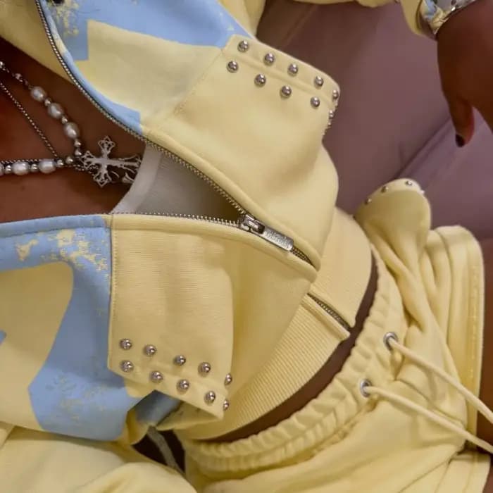 Ensemble 2 pièces jaune style sport avec sweat à capuche et short
