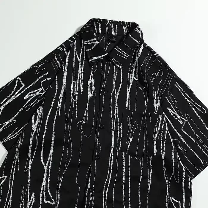 Battre la chaleur à la mode avec notre chemise noire à motifs pour hommes