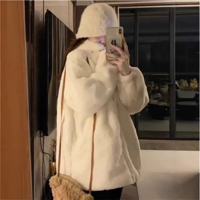 Veste à capuche en laine d'agneau pour femme coupe ample et épaisse tricotée pour hiver automne 2025 noir beige