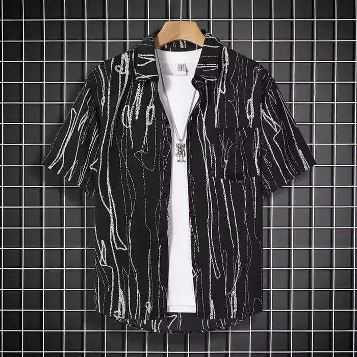 Battre la chaleur à la mode avec notre chemise noire à motifs pour hommes